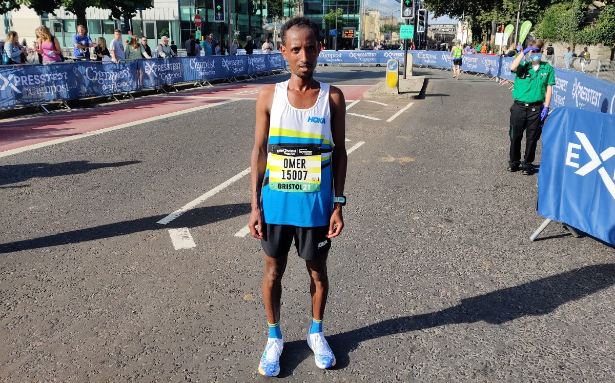 Omer Ahmed, ganador descalificado del Medio Maratón de Bristol (Twitter @Great_Run)