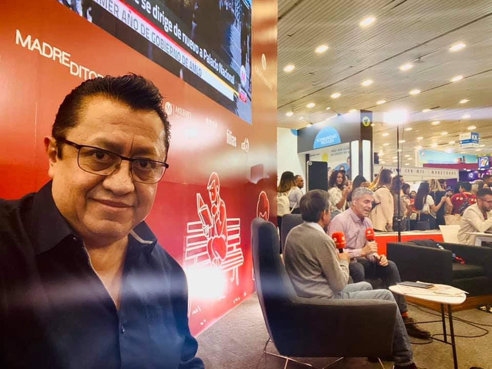 El periodista, también autor del volumen Septiembre letal sobre los sismos de 2017, en su estudio de Ciudad de México. | Especial