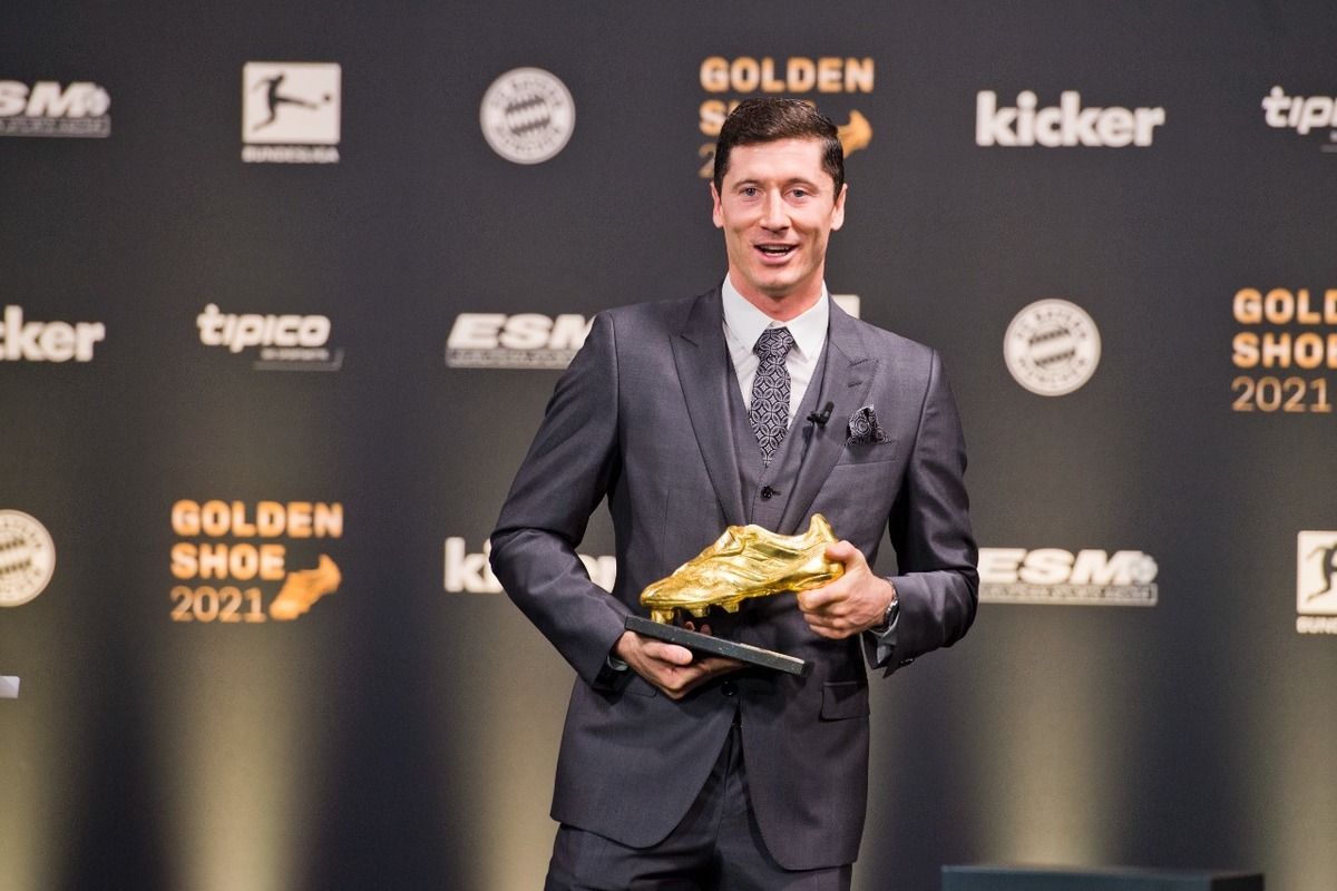 Robert Lewandowski recibiendo la bota de oro (Reuters)