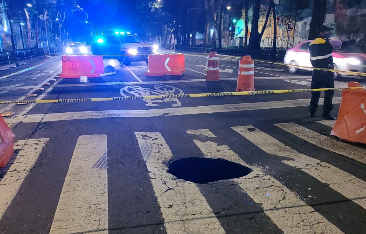 El socavón se formó en el paso peatonal de Eje 1 Norte en CdMx. | Ramón Ramírez
