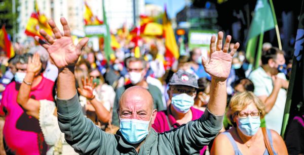Usuarios protestan en Madrid por los incrementos en los precios de la electricidad. Manu Fernández/AP