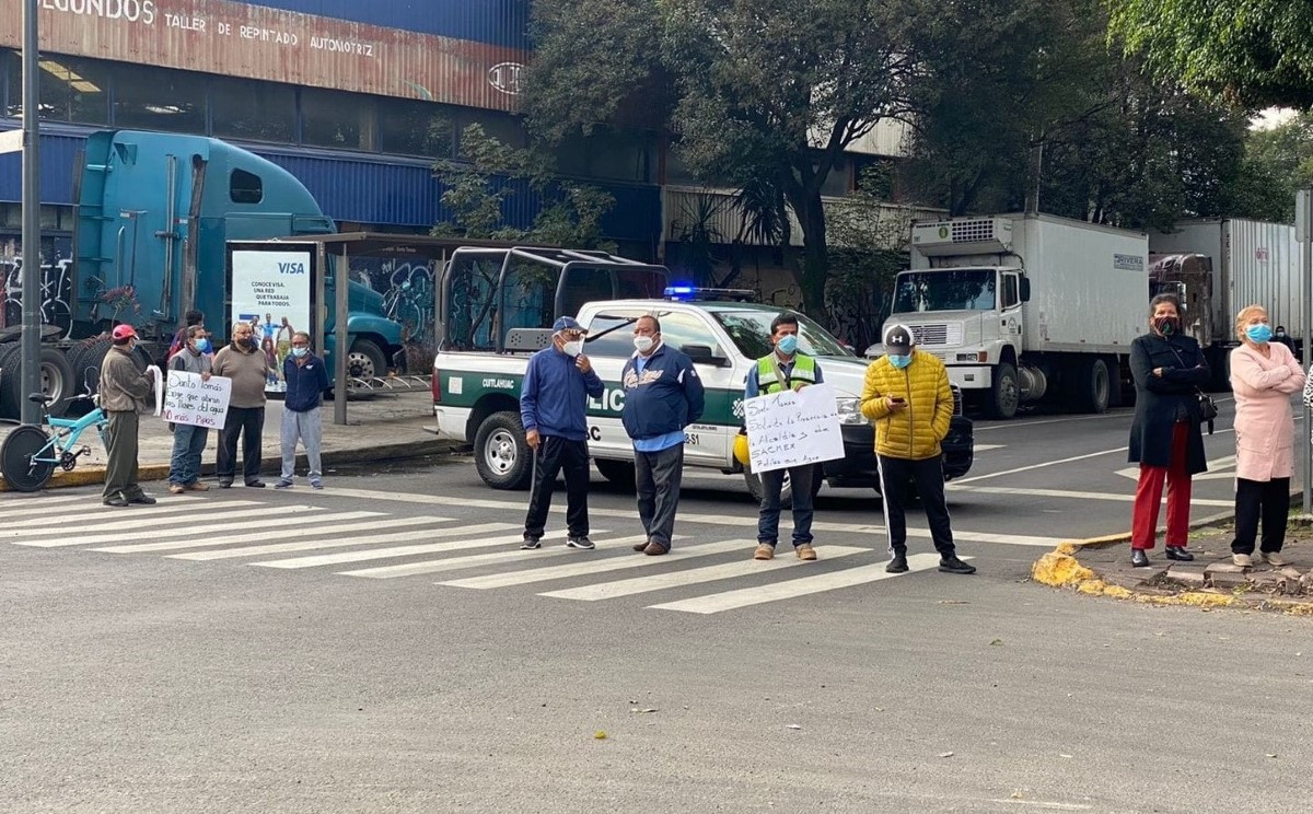 Vecinos de Azcapotzalco cierran avenida De las Granjas por falta de agua. | Ramón Ramírez