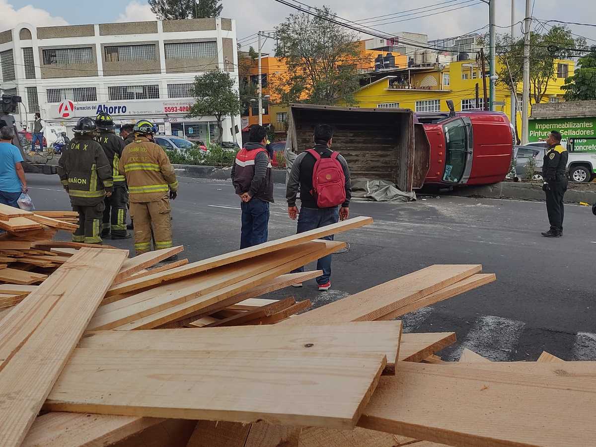 Volcadura de camioneta con  carga de madera en CdMx (César Velazquez)
