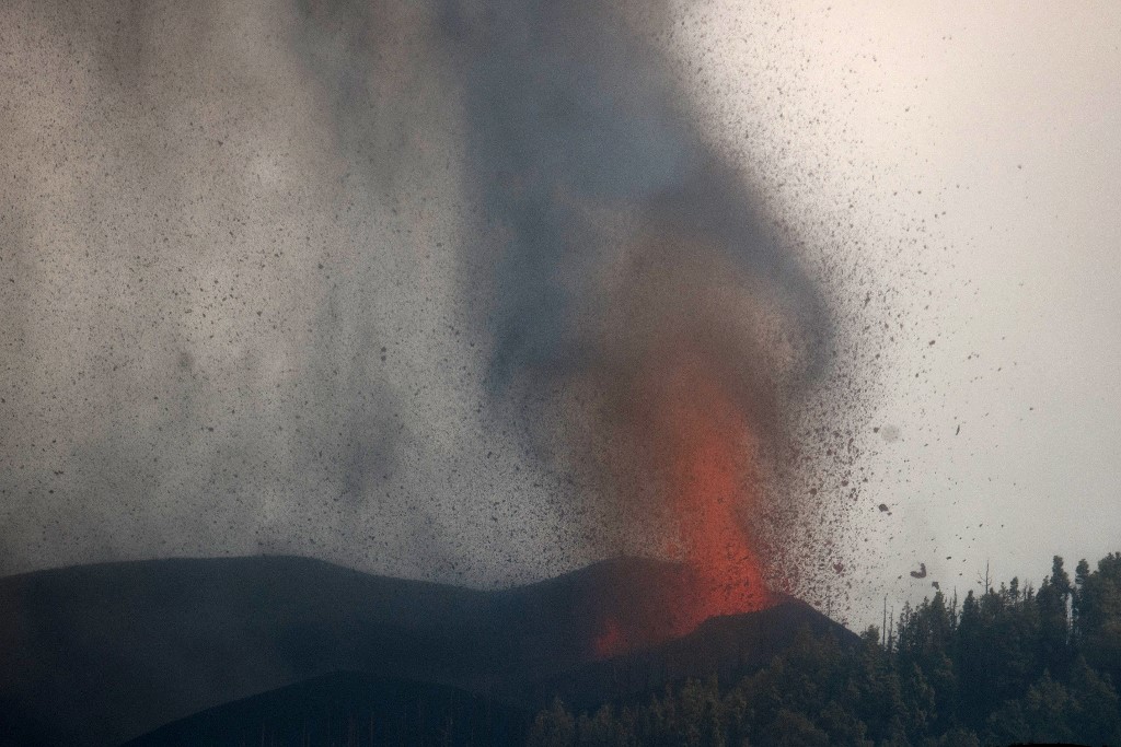 El volcán Cumbre Vieja, en islas La Palma, sigue generando lava. | AFP