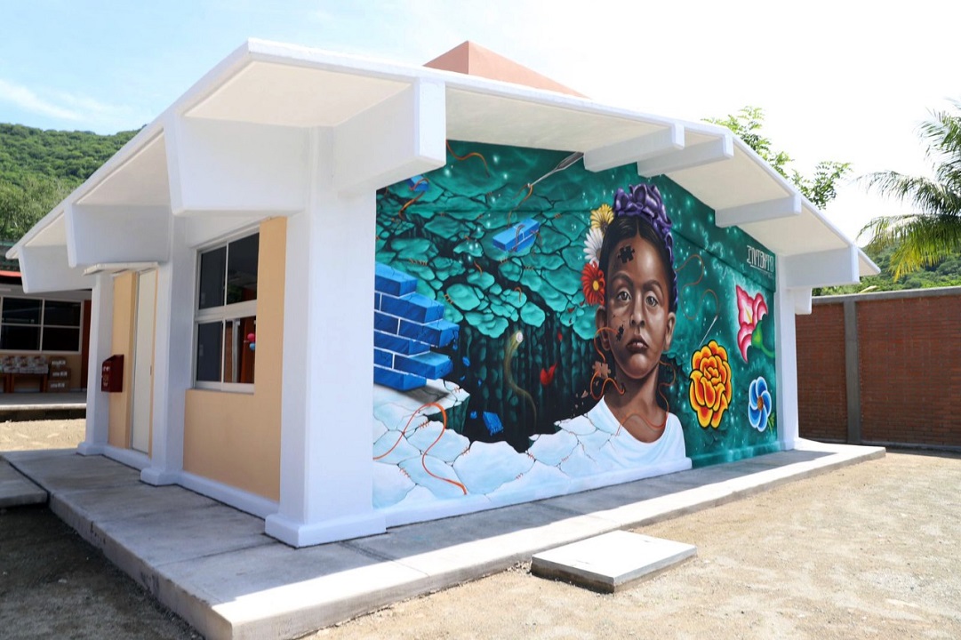 El artista plástico trabajó con alumnos, maestros y padres de familia para la creación del mural. (Cortesía)
