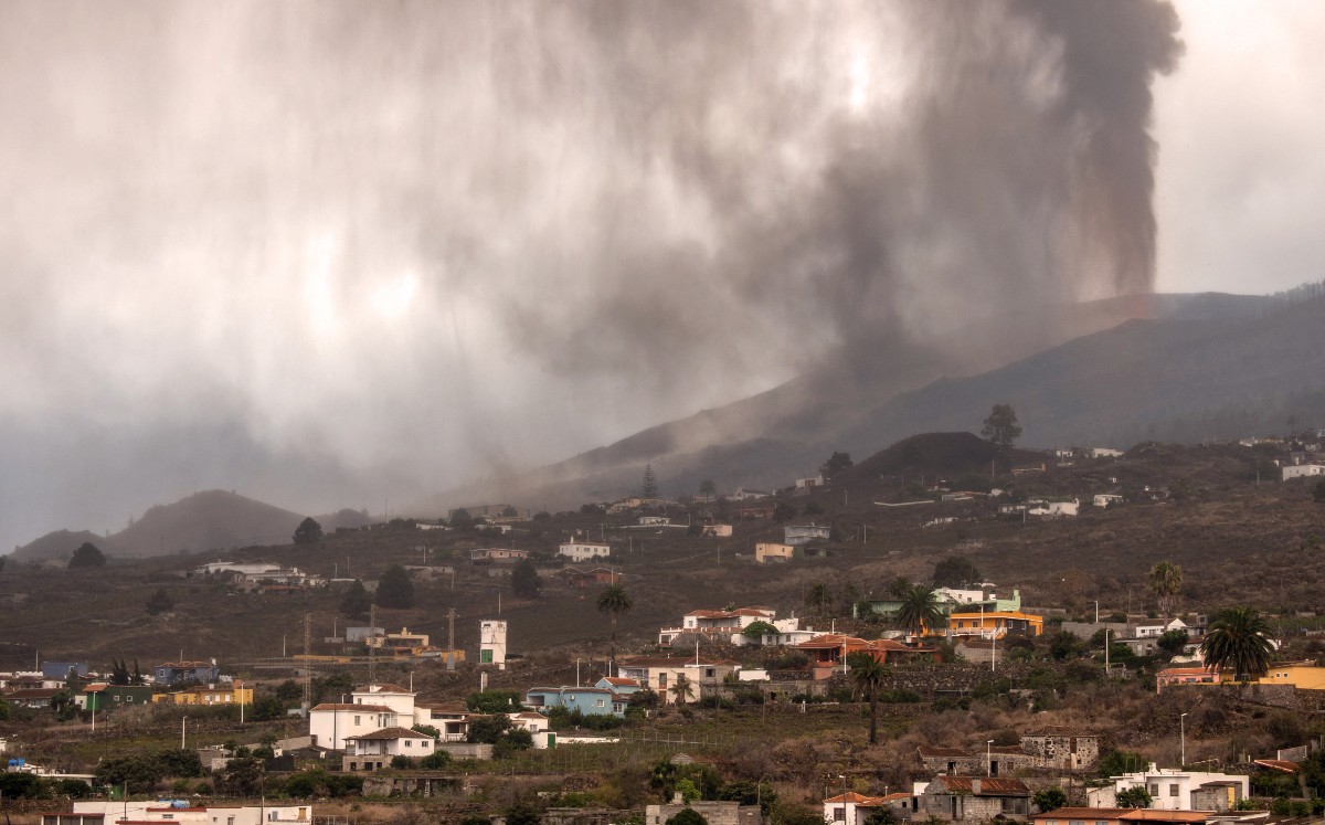 Los bomberos estaban tratando de salvar todas las casas posibles. | AFP