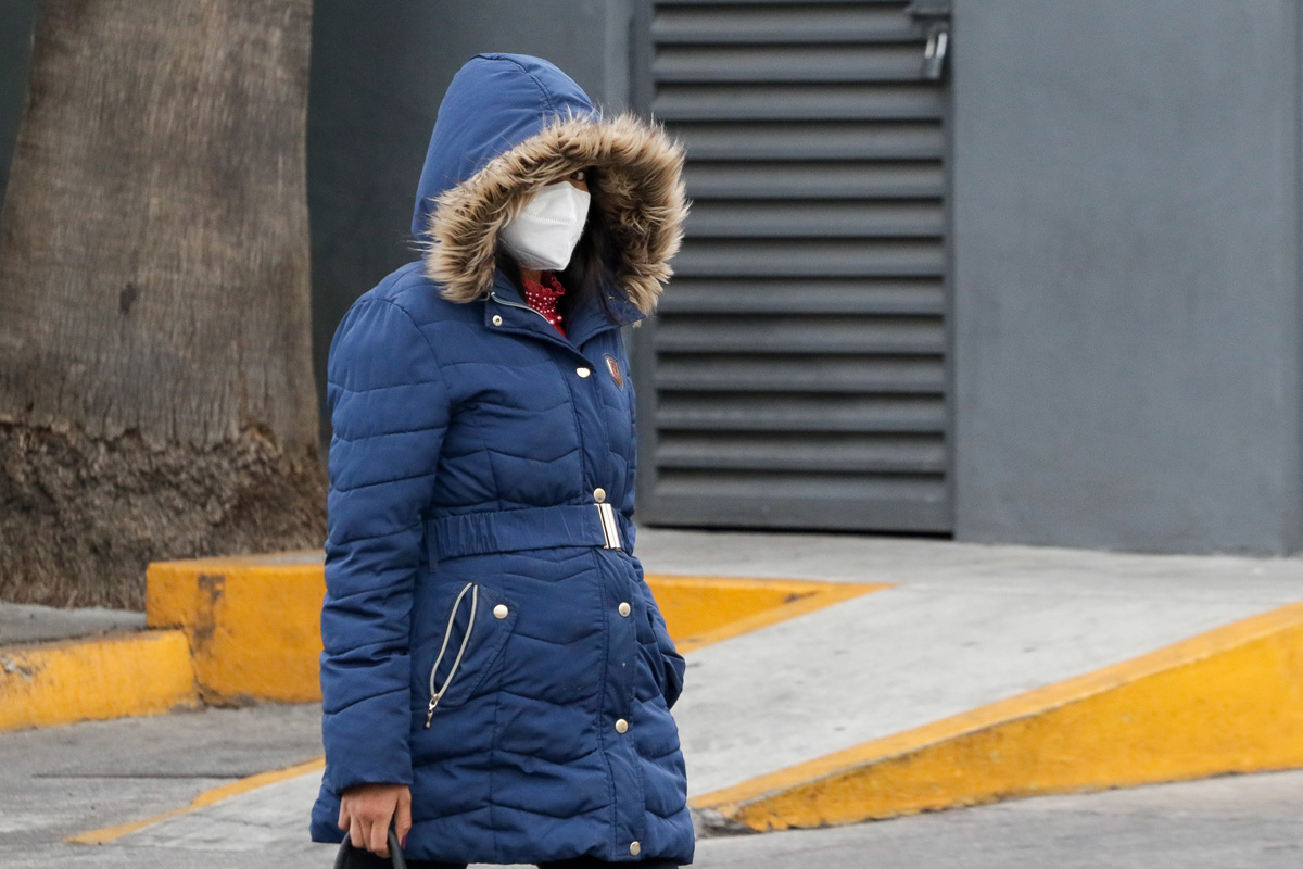 Ciudadanos caminan abrigados ante las bajas temperaturas en Puebla. (Agencia Enfoque)