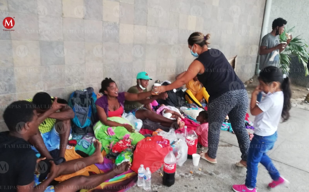 Entregan desayunos a migrantes varados en la central de autobuses (Foto: Jesús Pasillas)