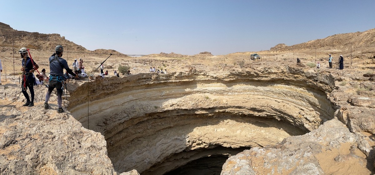 Los espeleólogos intentan descubrir los misterios del 'pozo del infierno'. (AFP).