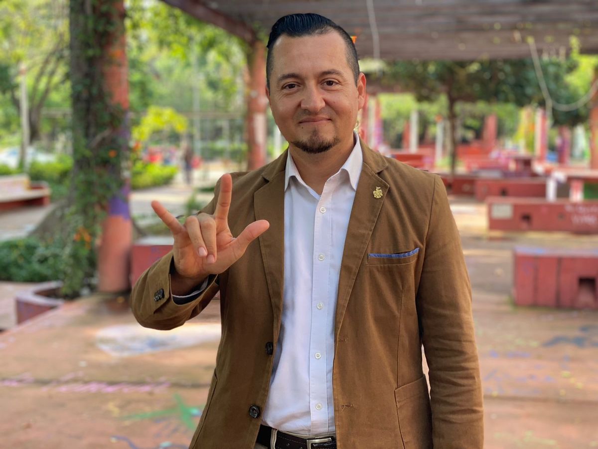 José Manuel es el intérprete de lengua de señas del Gobernador. (Pablo Nuñéz)