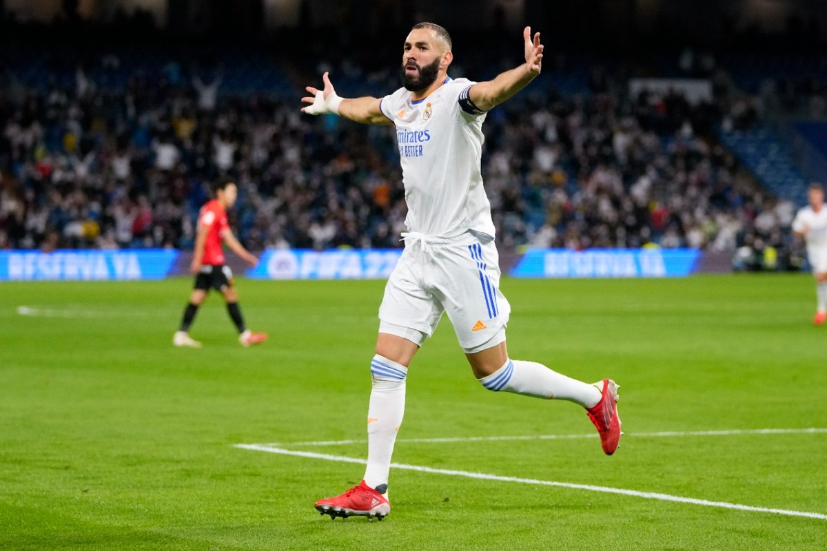 Karim Benzema celebrando la victoria del Real Madrid (AP)