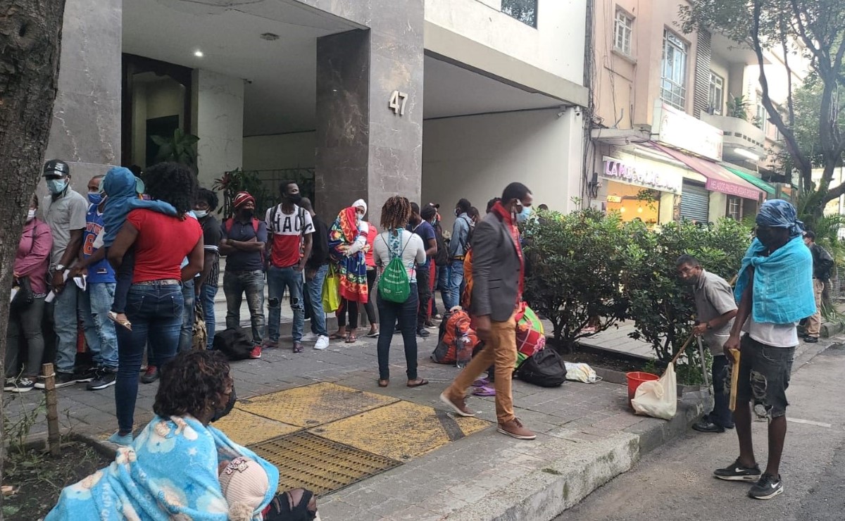 Los migrantes hicieron largas filas en la Comar. | Ramón Ramírez