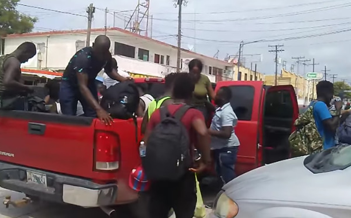 Migrantes son ayudados por la población en Tamaulipas. (Especial)