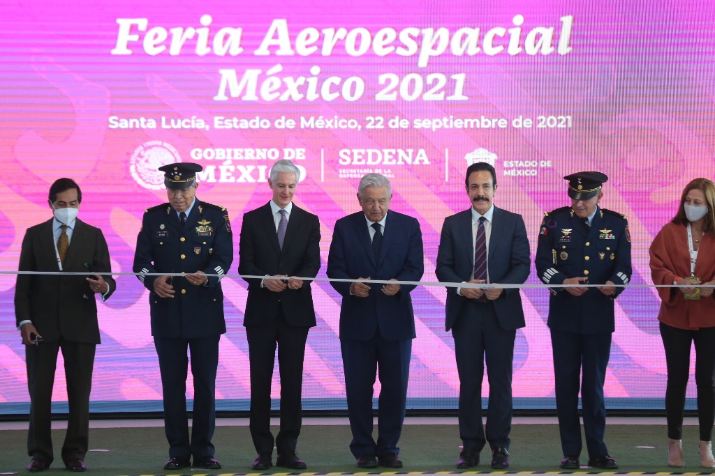 El presidente Andrés Manuel López Obrador y el gobernador Omar Fayad en Santa Lucía. (Especial)