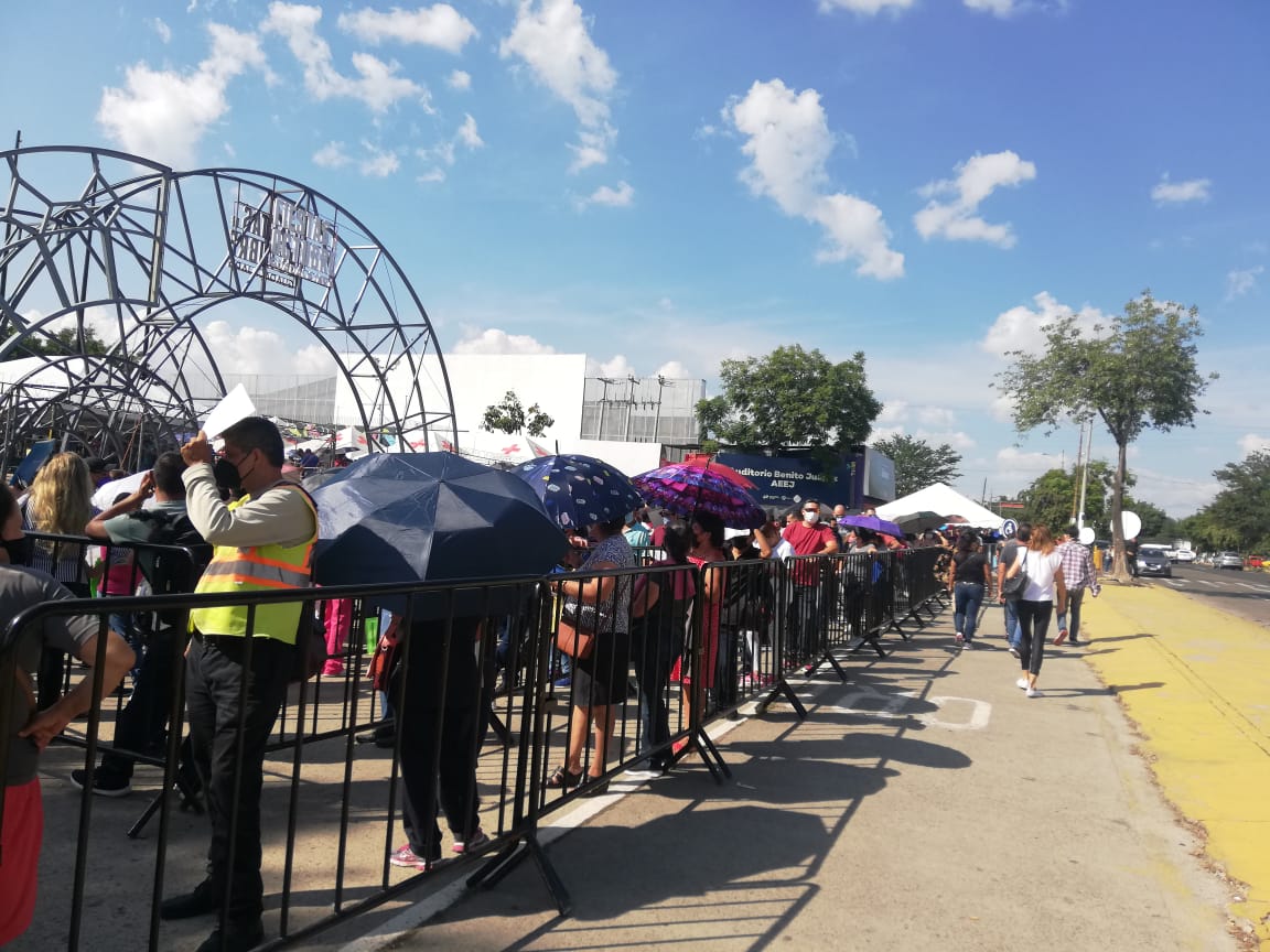 Tapatíos acuden a ser vacunados en el horario vespertino. (Josefina Ruíz)