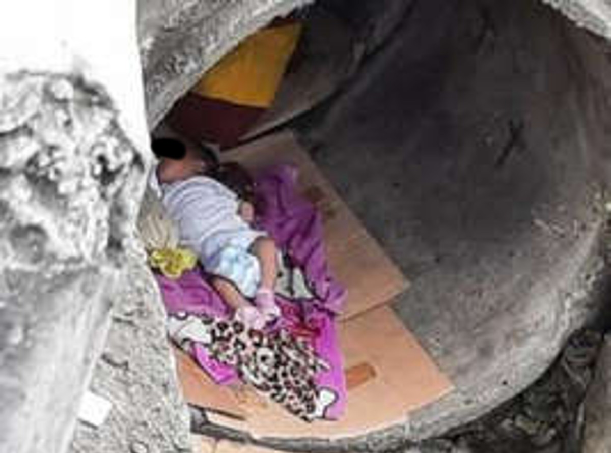 La bebé estaba dormida en la tubería en Filipinas. | Captura video GMA News