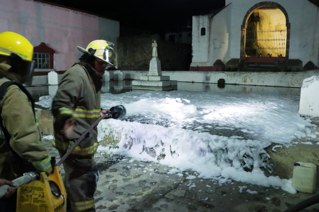 Bomberos arrojaron espuma para evitar una explosión en ductos de agua de Tepeapulco. (Francisco Murguía)