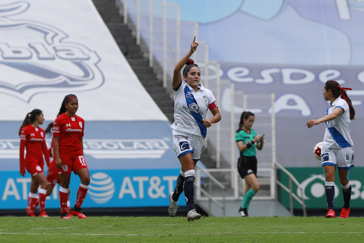 María José López del Club Puebla festeja el gol ante Toluca. (Agencia Enfoque)