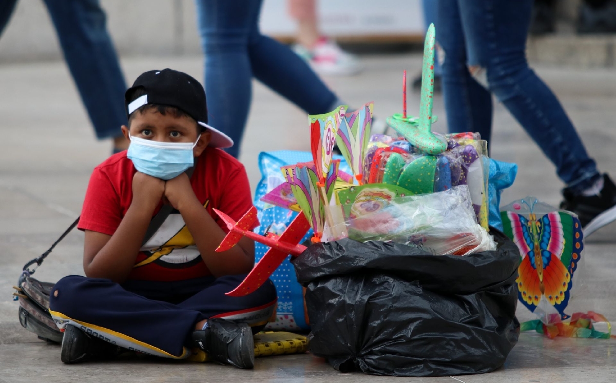 Un niño espera la compra de aviones de plástico enfrente del Palacio de Bellas Artes. (Cuartoscuro)