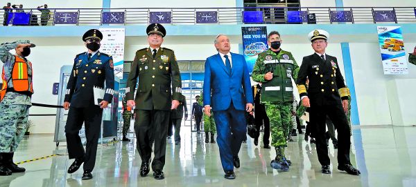 El Presidente inauguró la Feria Aeroespacial en la Base Aérea en Santa Lucía; a la derecha, con el embajador Ken Salazar. ESPECIAL