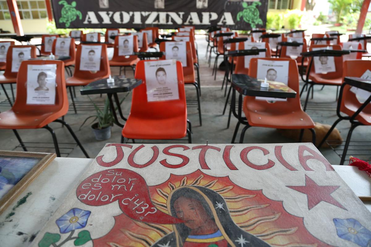 Sillas con los rostros de los 43 normalistas desaparecidos. (Ariel Ojeda)