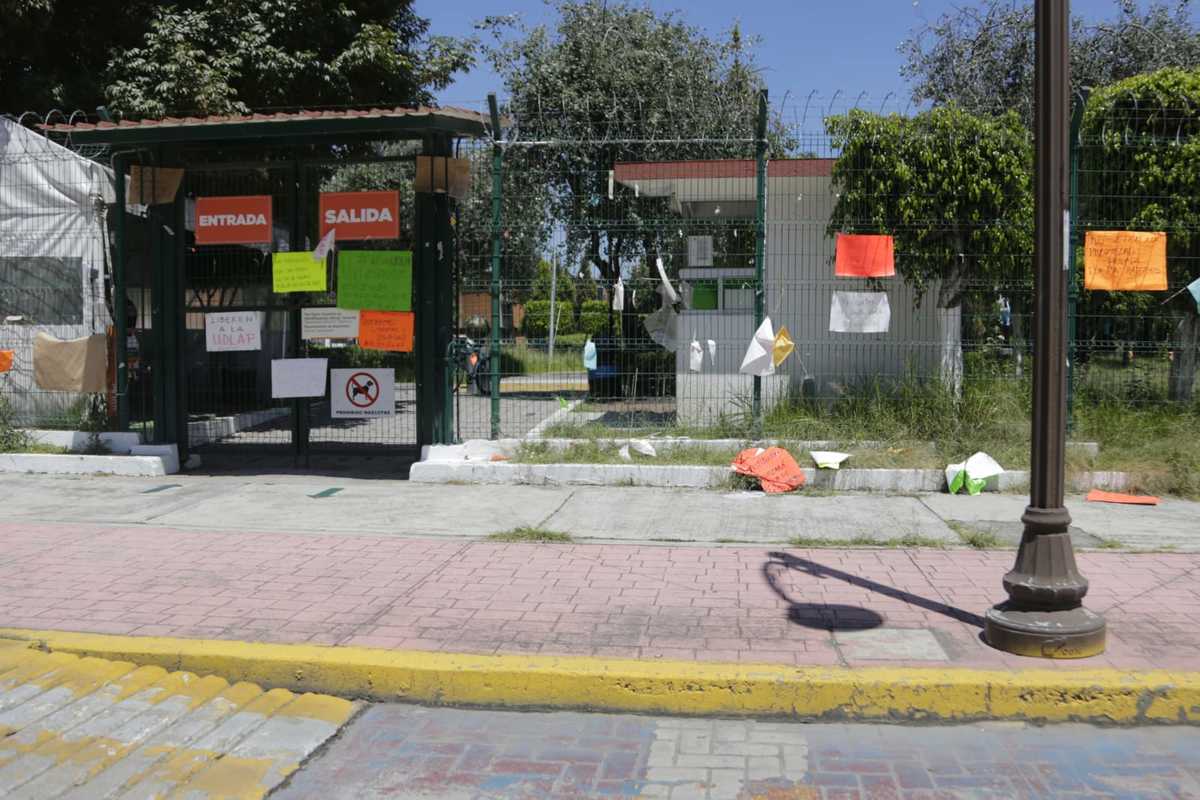 Vista de uno de los accesos a la UDLAP. (Andrés Lobato)