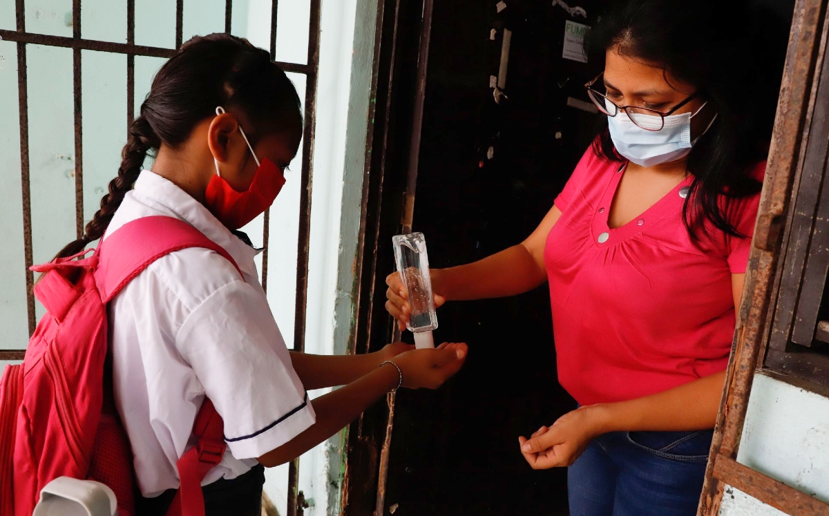 Las autoridades garantizar el suministro de cubrebocas, termómetros, gel antibacterial, jabón y demás insumos. (Cuartoscuro)