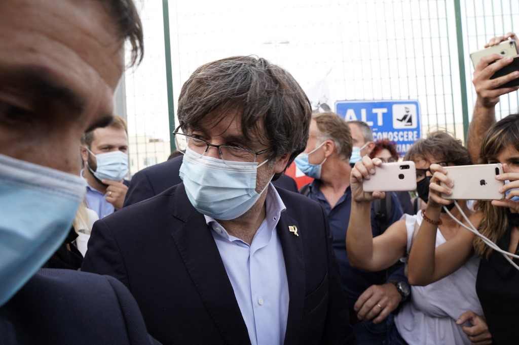 Carles Puigdemont, ex presidente de Cataluña, siendo liberado tras haber sido detenido en Italia. (AFP)