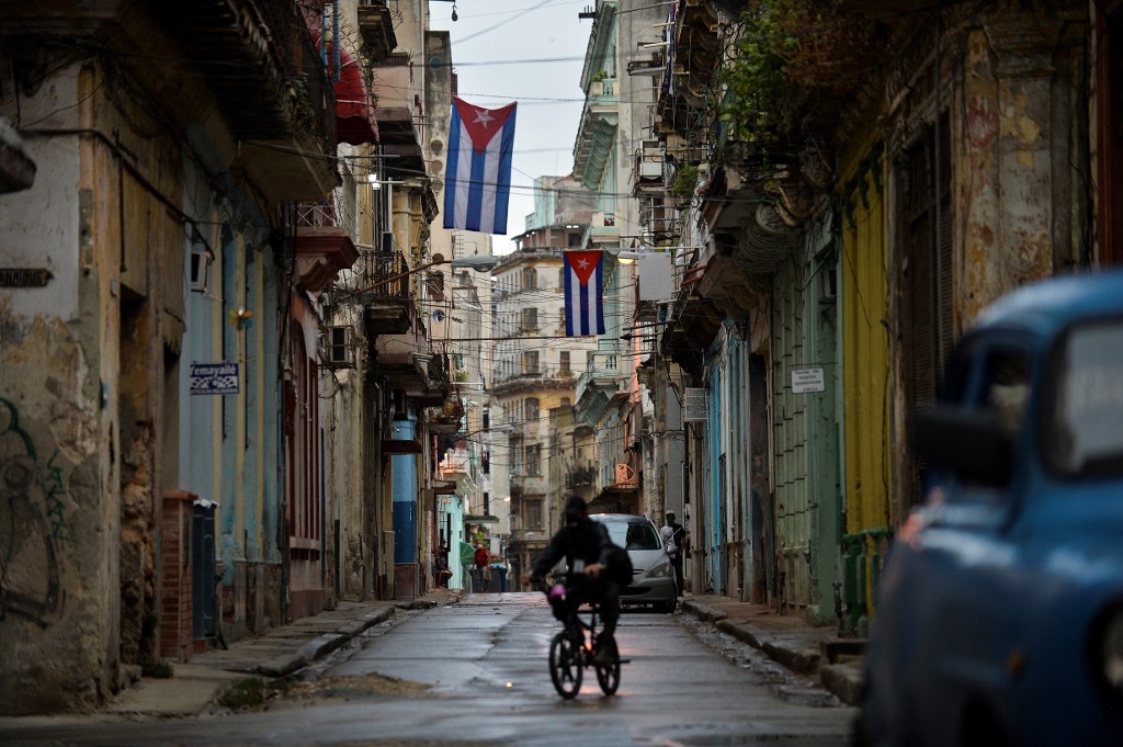 Cuba ha reclamado al gobierno de EU eliminar el bloqueo comercial para que despegue su economía. (AFP / Archivo)