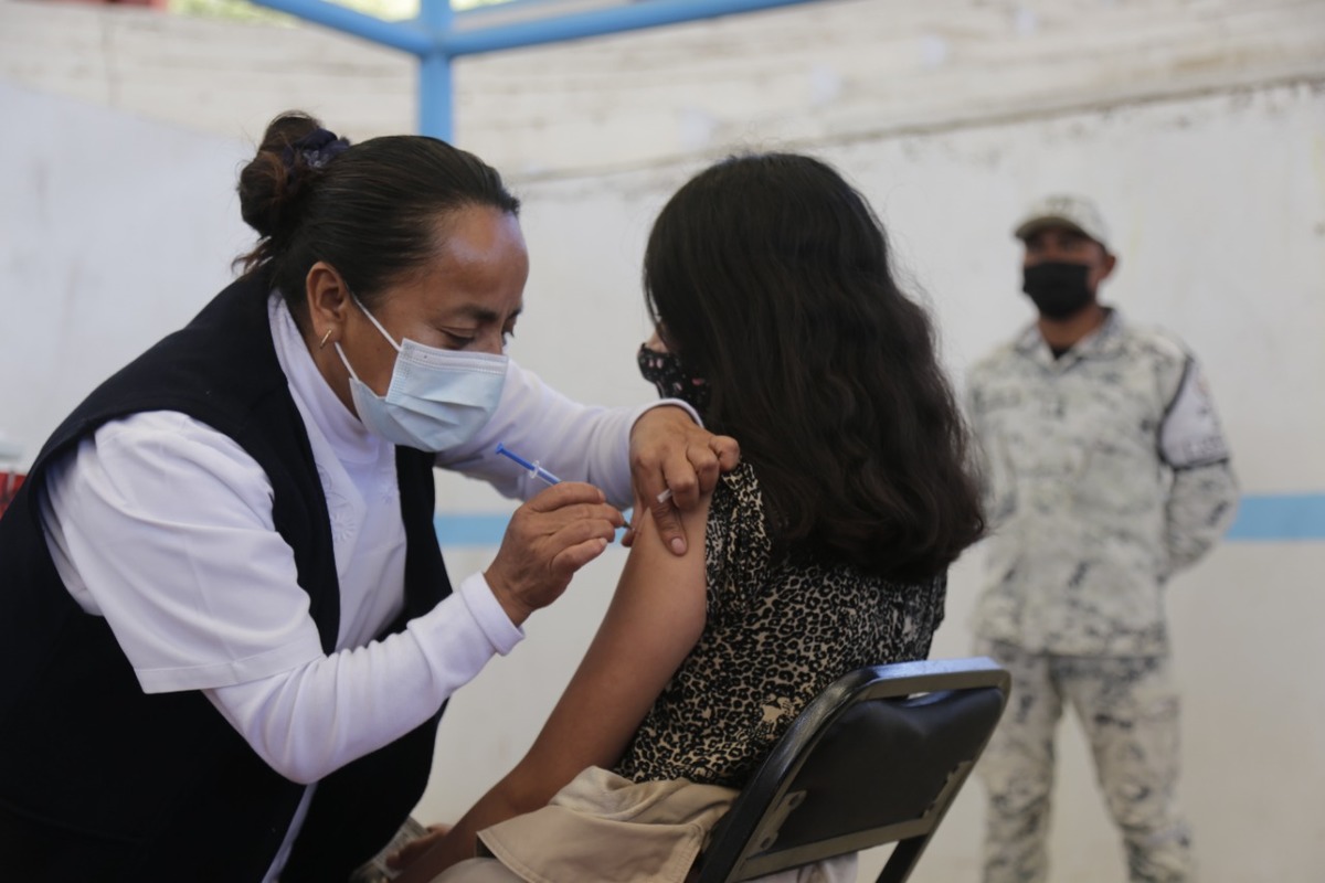Escasez de vacunas retrasa inoculación de 18 y más en Puebla capital. (Andrés Lobato)
