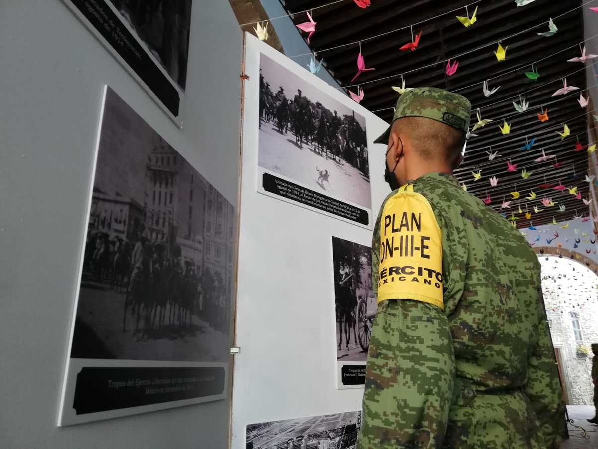 La exposición contiene documentos históricos y fotografías de las actividades que han llevado a cabo