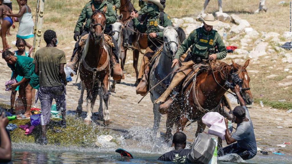 El gobierno estadunidense anunció la suspensión temporal del uso de caballos para patrullar la zona de la frontera con México. AFP