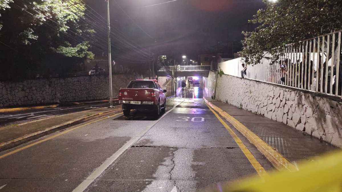 Al interior de una camioneta fue localizado el cuerpo sin vida de una mujer. (Especial)