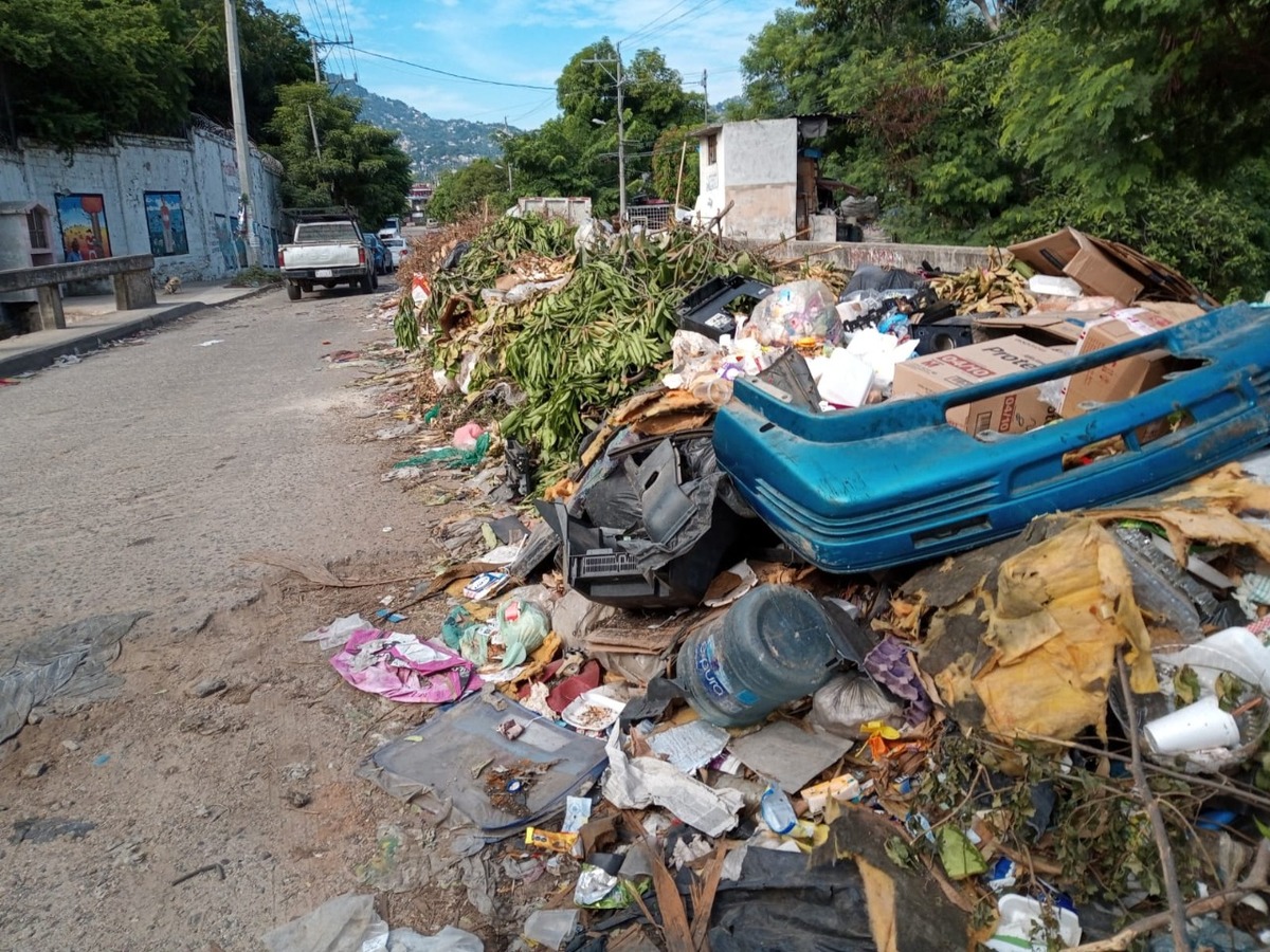 La basura lleva varios días acumulándose. (Javier Trujillo)
