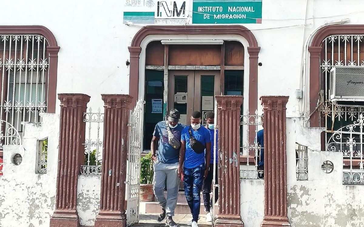 Migrantes en el Instituto Nacional de Migración en Tampico. (Reynaldo Gutierrez)