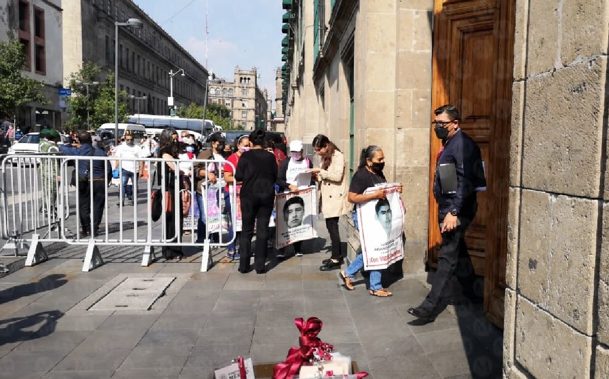 Los padres ingresaron a Palacio Nacional para reunirse con el Presidente. (Jorge Becerril)