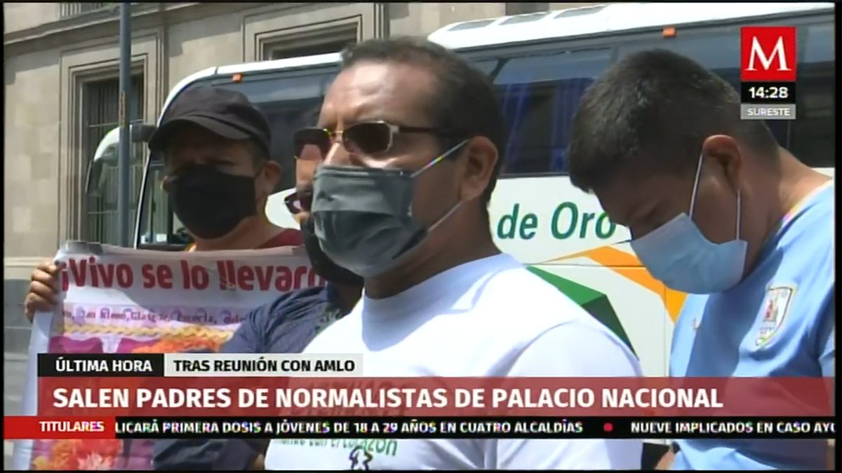 Salen padres de normalistas de Palacio Nacional tras reunión con AMLO