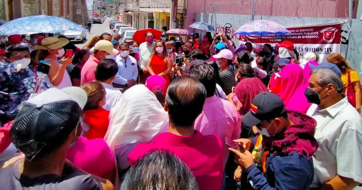 Trabajadores toman instalaciones de Derechos Humanos en Guerrero. | Rogelio Agustín
