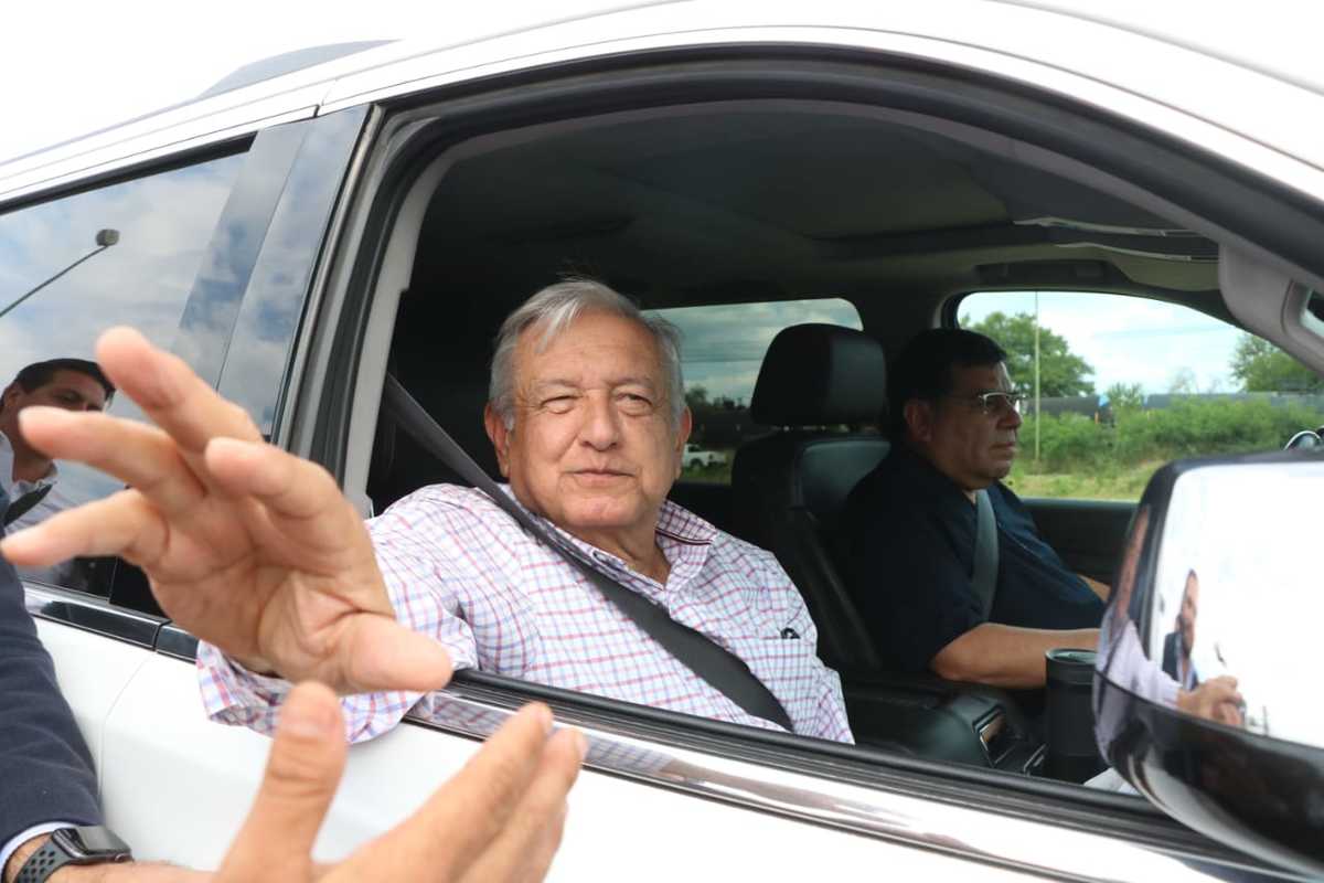 Andrés Manuel llegando a la refinería de Cadereyta. Foto: Leonel Rocha.