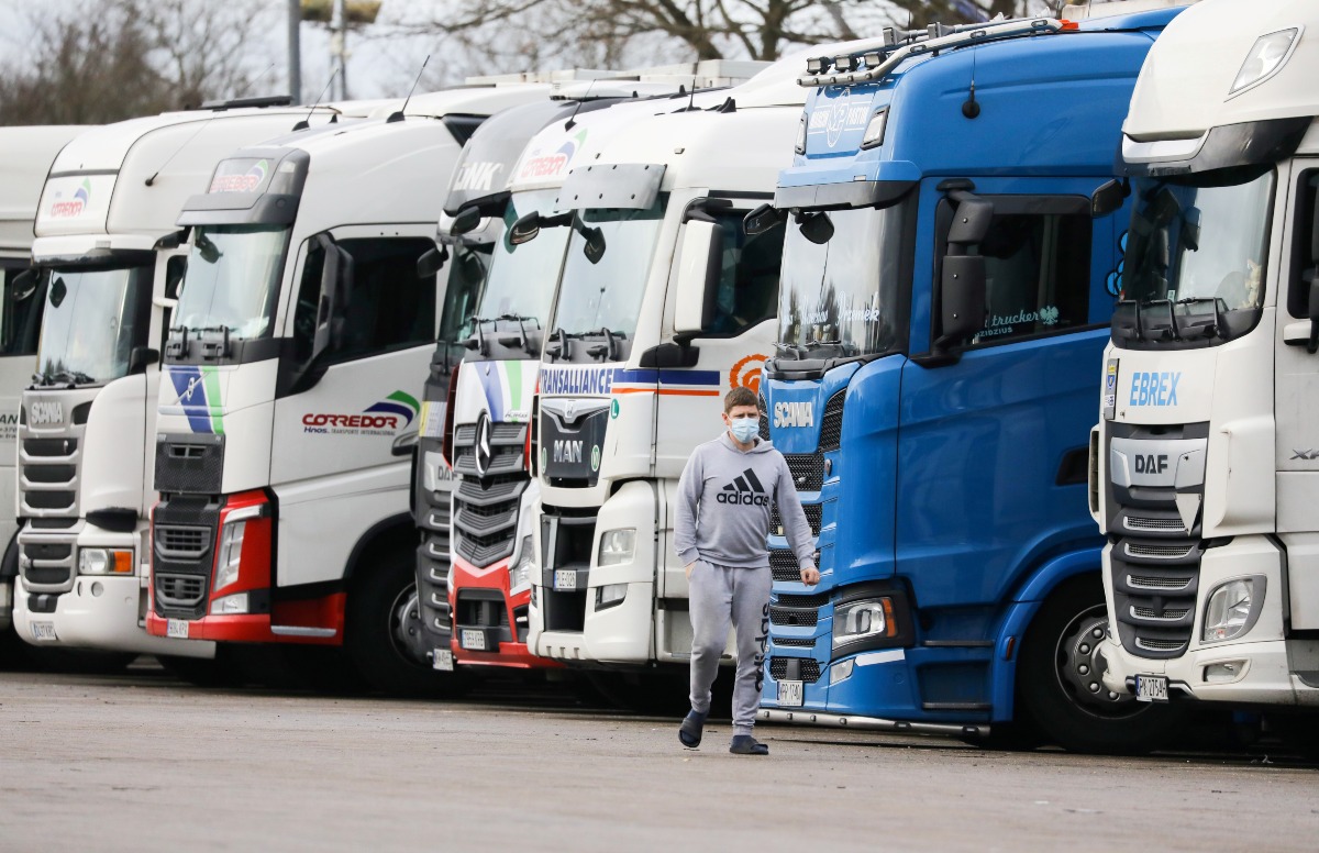 Los camioneros han sido escasos en Reino Unido debido a las limitaciones por el Brexit. (Reuters)