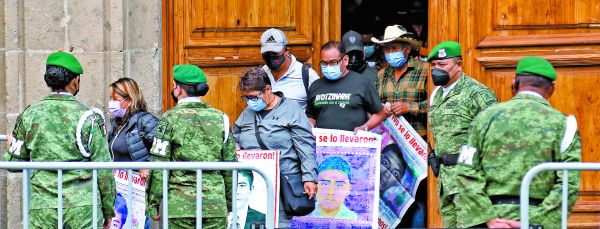 Los familiares de los 43 desaparecidos se reunieron en Palacio con el Presidente. Ariel Ojeda