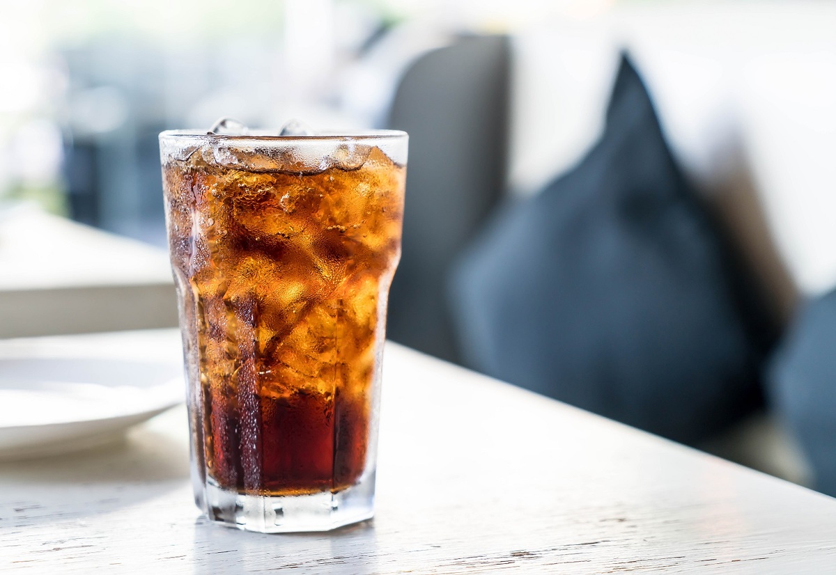 El hombre presentó shock en el hígado tras ingerir el refresco. (Freepik)