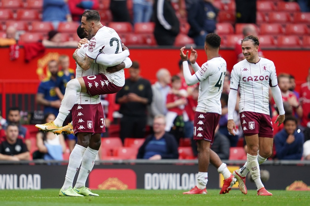 Jugadores del Aston Villa festejando el triunfo ante el Manchester United (AP)