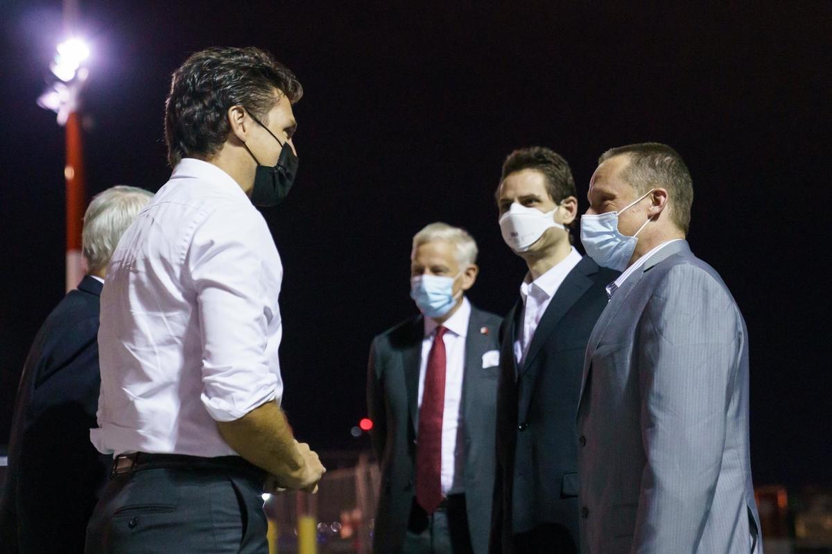 El primer ministro de Canadá, Justin Trudeau, recibió a Michael Kovrig y Michael Spavor tras haber estado detenidos por tres años en China. (EFE)