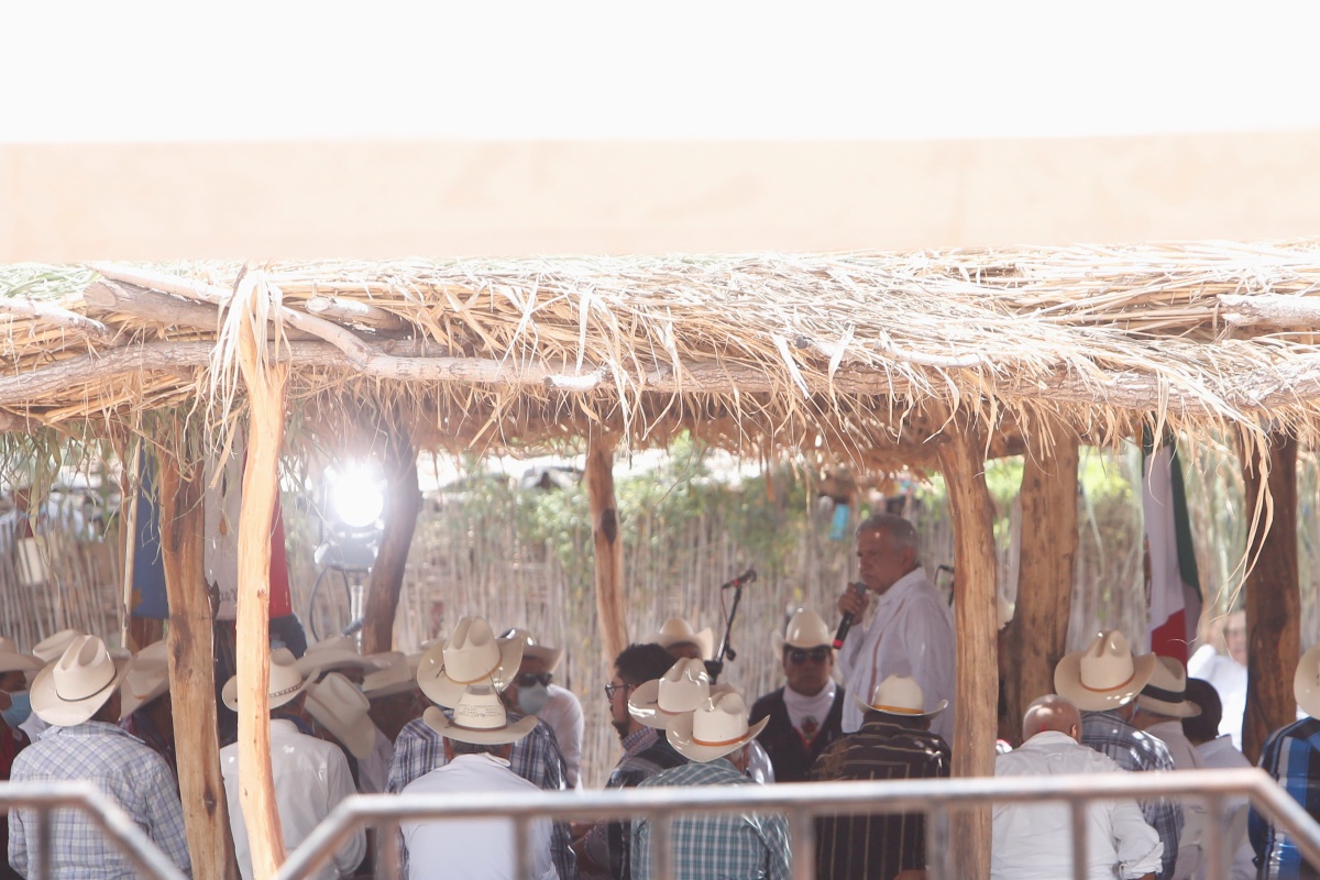 El presidente López Obrador con el pueblo Yaqui en 2020 para la discusión del acueducto. (Ariana Pérez)