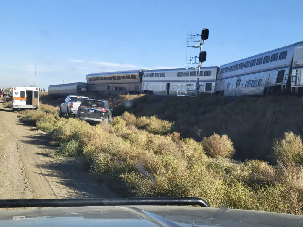 El tren de Amtrak quedó descarrilado mientras cubría su ruta de Seattle a Chicago. (AP)