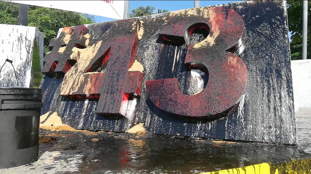 Fue vandalizado el antimonumento a los 43, después del accidente y las muertes de Raquel y Jacinto. (Rogelio Agustín Esteban)
