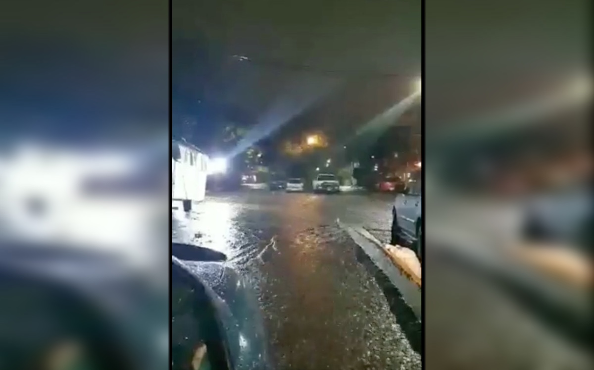 Según vecinos la acumulación de agua alcanzó una altura de 20 centímetros | Twitter