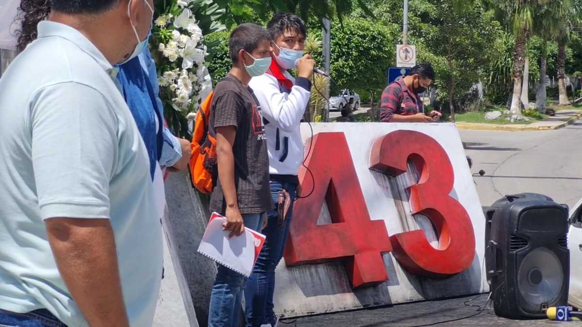 Al menos 200 estudiantes de Ayotzinapa se juntaron en las calles centrales de Chilpancingo. (Especial)
