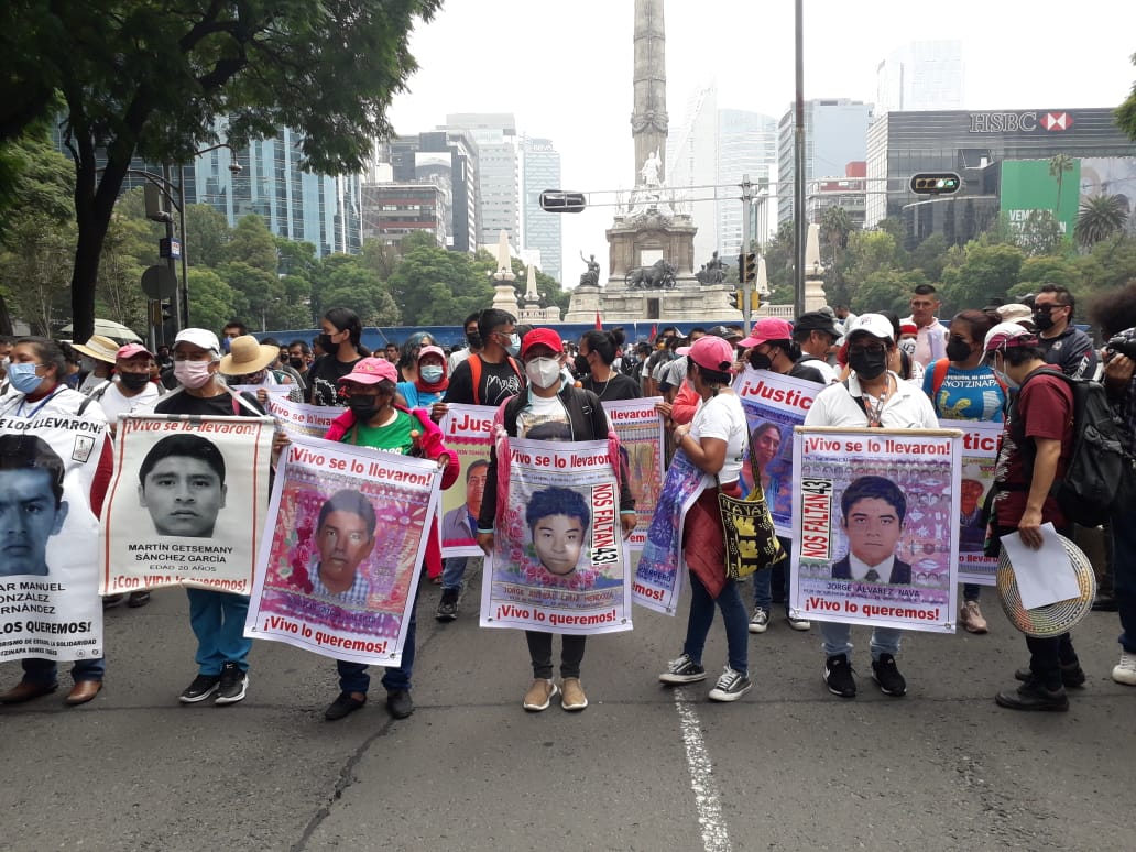 Familiares marchan por los 43 desaparecidos de Ayotzinapa. Foto: Sandra/ Milenio